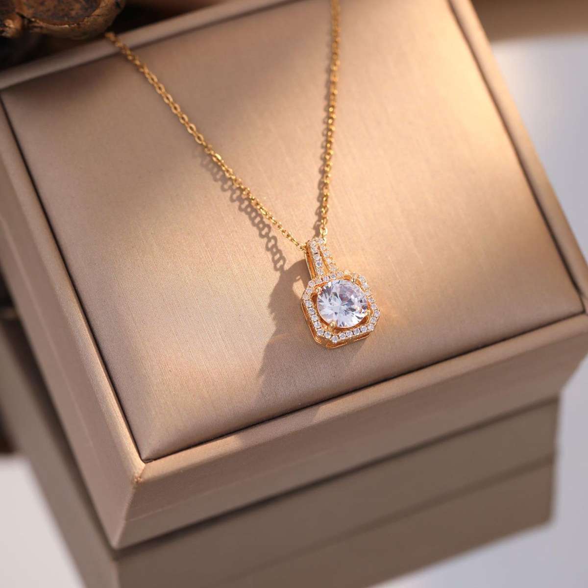 light luxury gold plated exquisite titanium steel necklace