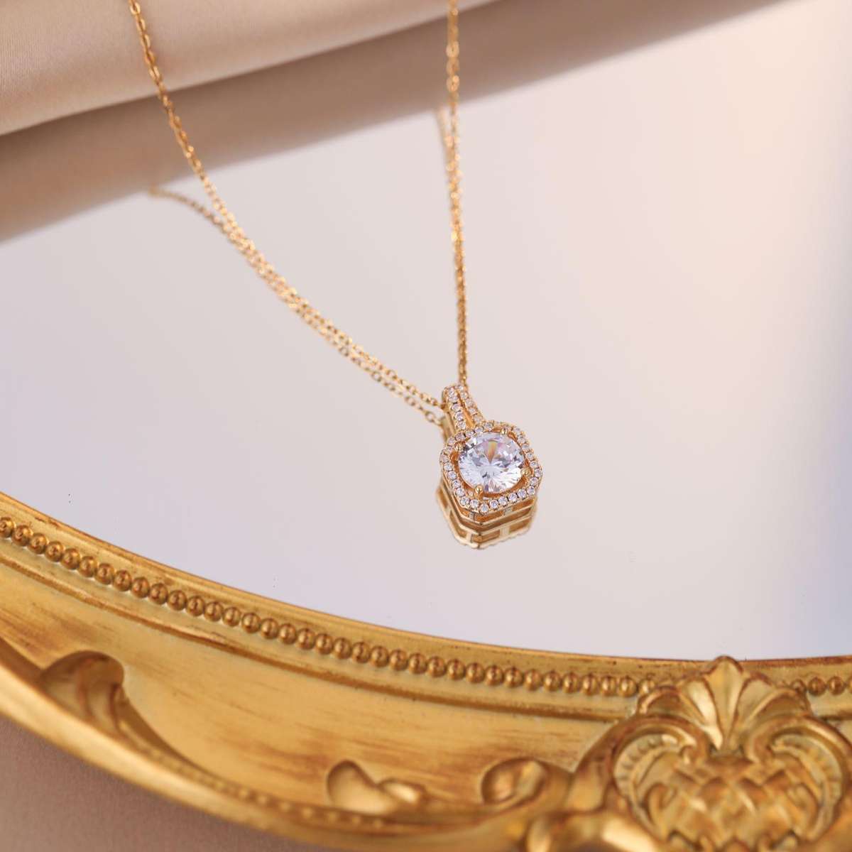 light luxury gold plated exquisite titanium steel necklace