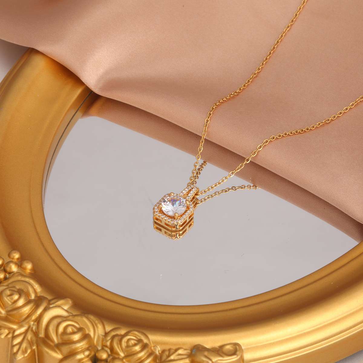 light luxury gold plated exquisite titanium steel necklace